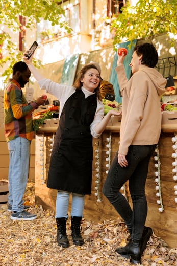 farmer-snaps-photos-with-client-market