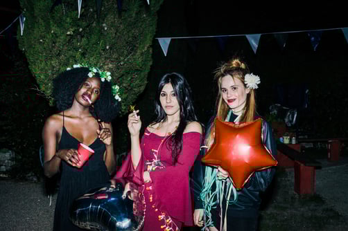 friends-waiting-party