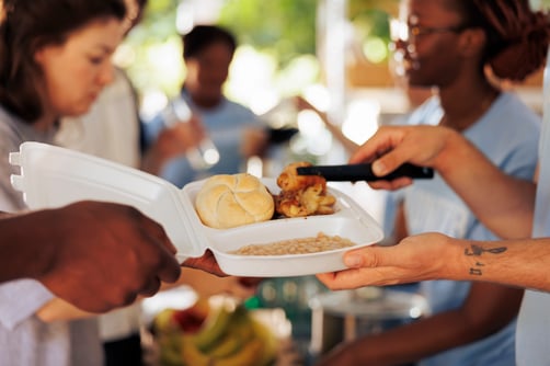 photo-focus-caucasian-man-serving-bread-chicken-baked-beans-poor-hungry-african-american-person-non-profit-food-drive-close-up-meal-box-from-hunger-relief-team-given-needy